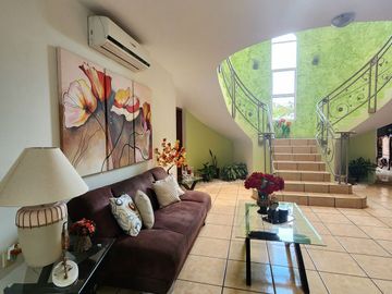 Casa en VENTA de 4 recamaras, amplios espacios y ventilacion Colonia ortiz rubio