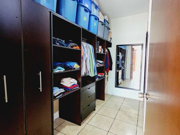 Casa en VENTA de 4 recamaras, amplios espacios y ventilacion Colonia ortiz rubio