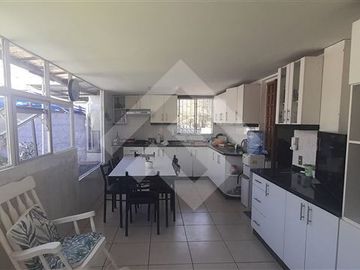 cod: 384.045<br />Vendo Amplia y luminosa casa de 352 metro...