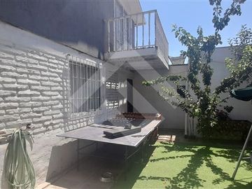 cod: 384.045<br />Vendo Amplia y luminosa casa de 352 metro...