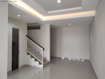 Rumah Jl. Manyar Tirtoasri, Minimalis, Hadap Utara