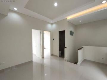 Rumah Jl. Manyar Tirtoasri, Minimalis, Hadap Utara