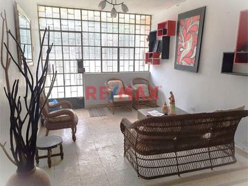 🏡📍 Ubicación estratégica: A solo unos pasos del parque Quinta Julia y a pocas cuadras del centro de Piura. Cerca de avenidas principales como Don Bosc