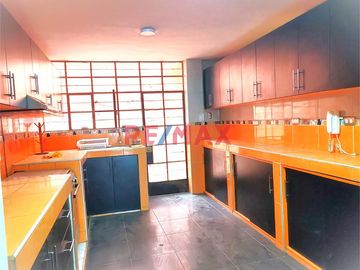 🏡📍 Ubicación estratégica: A solo unos pasos del parque Quinta Julia y a pocas cuadras del centro de Piura. Cerca de avenidas principales como Don Bosc