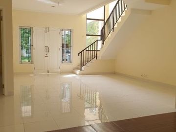 Rumah Dalam Cluster Lingkungan Nyaman Di Sektor 9 (Cpa 3561.BR)