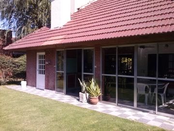 BONITO CHALET CLASICO EN COUNTRY EL SOSIEGO DE CANING.