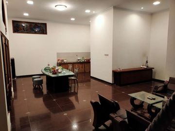 Rumah mewah luas siap huni dalam perumahan di jln Kebon Agung