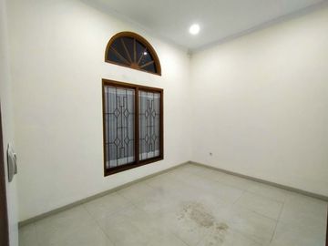 Rumah mewah luas siap huni dalam perumahan di jln Kebon Agung