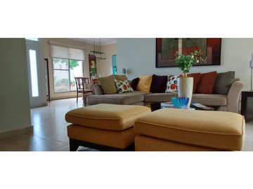 SE VENDE CASA TRES NIVELES 5 REC REMODELADA EN CLAYTON