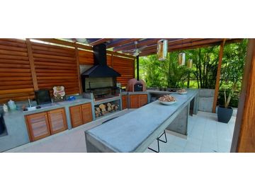 SE VENDE CASA TRES NIVELES 5 REC REMODELADA EN CLAYTON