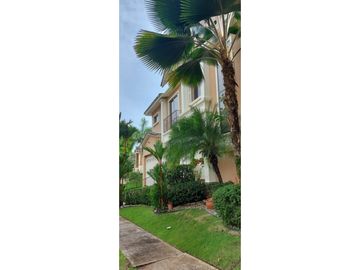 SE VENDE CASA TRES NIVELES 5 REC REMODELADA EN CLAYTON