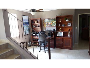 SE VENDE CASA TRES NIVELES 5 REC REMODELADA EN CLAYTON