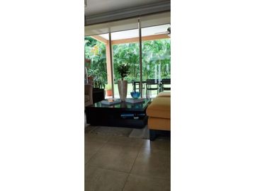 SE VENDE CASA TRES NIVELES 5 REC REMODELADA EN CLAYTON