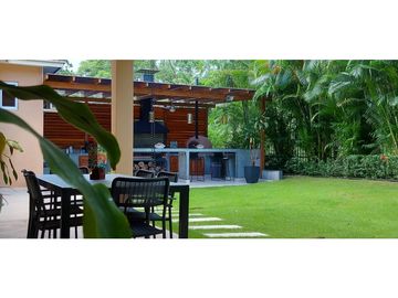 SE VENDE CASA TRES NIVELES 5 REC REMODELADA EN CLAYTON