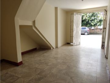 SE VENDE CASA DOS PLANTAS BIFAMILIAR EN BARRIO SANTA ELENA