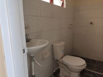 SE VENDE CASA DOS PLANTAS BIFAMILIAR EN BARRIO SANTA ELENA