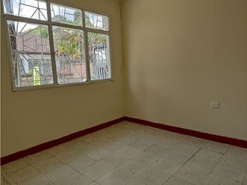 SE VENDE CASA DOS PLANTAS BIFAMILIAR EN BARRIO SANTA ELENA