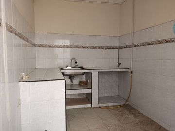 SE VENDE CASA DOS PLANTAS BIFAMILIAR EN BARRIO SANTA ELENA