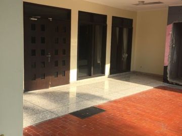 DI JUAL/DI SEWA RUMAH (Ada Kolam Renang)DI JL. KEMANG TIMUR JAKARTA SELATAN
