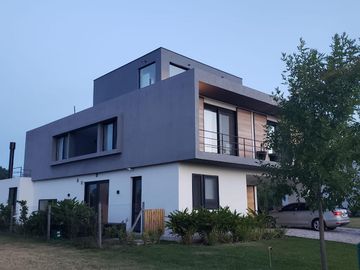 Lindísima casa de 6 amb moderna al agua en Virazón, Nordelta