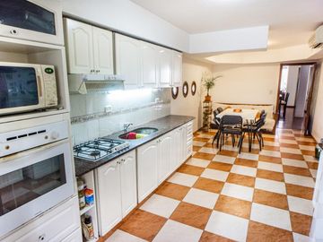 Venta Departamento 4 Dormitorios Con Cochera  - Barrio  Abasto