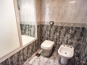 Venta Departamento 4 Dormitorios Con Cochera  - Barrio  Abasto