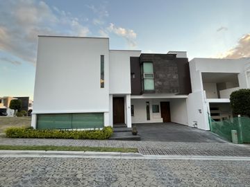 VENDO CASA EN PARQUE NILO LOMAS DE ANGELOPOLIS