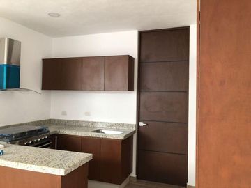 RESIDENCIA EN ITZIMNA CASA DE DOS PLANTA  3 RECAMARAS, EN MERIDA,