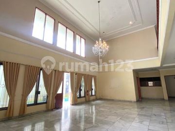 Rumah Luas 887M2 Berlayout Lapang dengan Private Pool di Cilandak