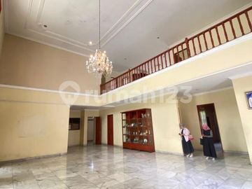 Rumah Luas 887M2 Berlayout Lapang dengan Private Pool di Cilandak