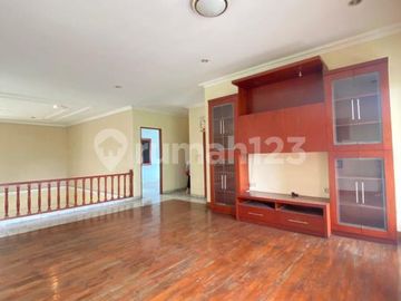 Rumah Luas 887M2 Berlayout Lapang dengan Private Pool di Cilandak