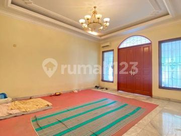 Rumah Luas 887M2 Berlayout Lapang dengan Private Pool di Cilandak
