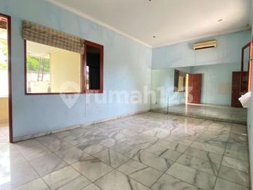 Rumah Luas 887M2 Berlayout Lapang dengan Private Pool di Cilandak