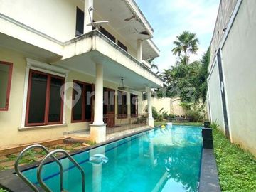 Rumah Luas 887M2 Berlayout Lapang dengan Private Pool di Cilandak