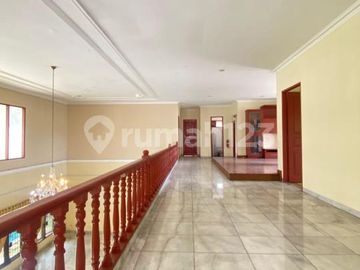 Rumah Luas 887M2 Berlayout Lapang dengan Private Pool di Cilandak