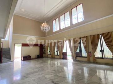 Rumah Luas 887M2 Berlayout Lapang dengan Private Pool di Cilandak