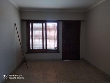 VENTA DE EXCELENTE INMUEBLE INTEGRADO POR UNA CASA, UN LOCAL Y UN DEPARTAMENTO MONOAMBIENTE - IDEAL INVERSORES