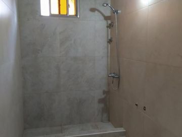 VENTA DE EXCELENTE INMUEBLE INTEGRADO POR UNA CASA, UN LOCAL Y UN DEPARTAMENTO MONOAMBIENTE - IDEAL INVERSORES