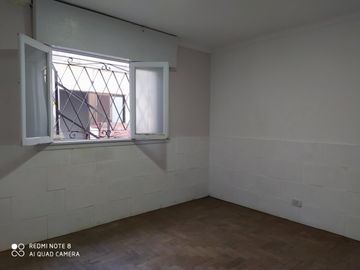 VENTA DE EXCELENTE INMUEBLE INTEGRADO POR UNA CASA, UN LOCAL Y UN DEPARTAMENTO MONOAMBIENTE - IDEAL INVERSORES