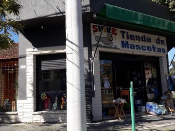 VENTA DE EXCELENTE INMUEBLE INTEGRADO POR UNA CASA, UN LOCAL Y UN DEPARTAMENTO MONOAMBIENTE - IDEAL INVERSORES