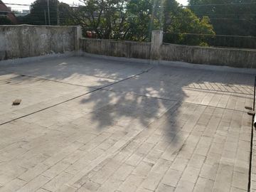 VENTA DE EXCELENTE INMUEBLE INTEGRADO POR UNA CASA, UN LOCAL Y UN DEPARTAMENTO MONOAMBIENTE - IDEAL INVERSORES