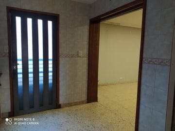 VENTA DE EXCELENTE INMUEBLE INTEGRADO POR UNA CASA, UN LOCAL Y UN DEPARTAMENTO MONOAMBIENTE - IDEAL INVERSORES