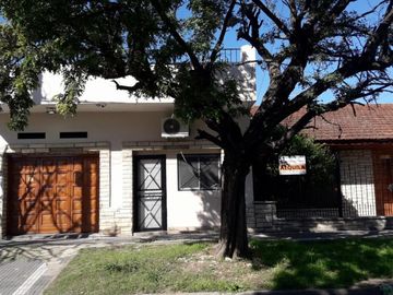 VENTA DE EXCELENTE INMUEBLE INTEGRADO POR UNA CASA, UN LOCAL Y UN DEPARTAMENTO MONOAMBIENTE - IDEAL INVERSORES