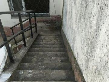 VENTA DE EXCELENTE INMUEBLE INTEGRADO POR UNA CASA, UN LOCAL Y UN DEPARTAMENTO MONOAMBIENTE - IDEAL INVERSORES