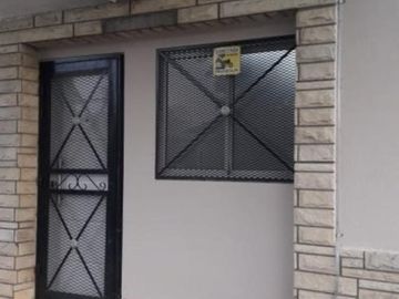 VENTA DE EXCELENTE INMUEBLE INTEGRADO POR UNA CASA, UN LOCAL Y UN DEPARTAMENTO MONOAMBIENTE - IDEAL INVERSORES