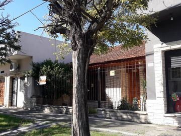 VENTA DE EXCELENTE INMUEBLE INTEGRADO POR UNA CASA, UN LOCAL Y UN DEPARTAMENTO MONOAMBIENTE - IDEAL INVERSORES