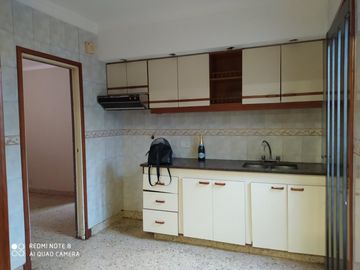 VENTA DE EXCELENTE INMUEBLE INTEGRADO POR UNA CASA, UN LOCAL Y UN DEPARTAMENTO MONOAMBIENTE - IDEAL INVERSORES