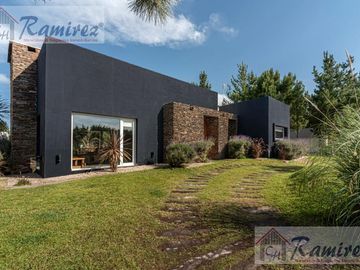Casa Quinta 5 Amb. En Venta Pileta, Sauna y Jacuzzi - Costa Esmeralda, Pinamar