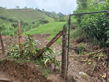 Te vendo esta linda casa finca a dos minutos de la doble calzada entre Girardota y Hatillo bien barata