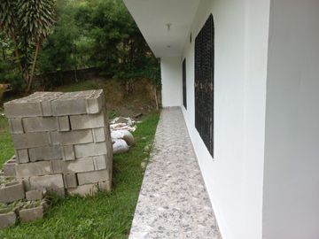 Te vendo esta linda casa finca a dos minutos de la doble calzada entre Girardota y Hatillo bien barata